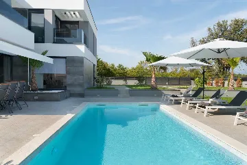 Contemporary Villa Retreat with Pool near Nin