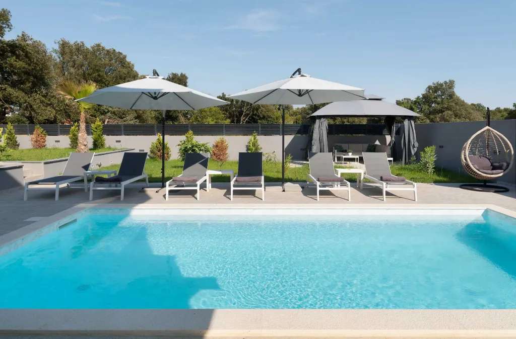 Contemporary Villa Retreat with Pool near Nin