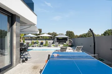 Contemporary Villa Retreat with Pool near Nin