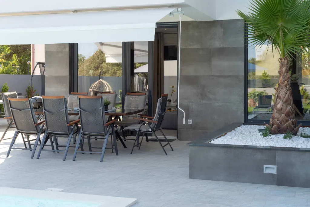 Contemporary Villa Retreat with Pool near Nin