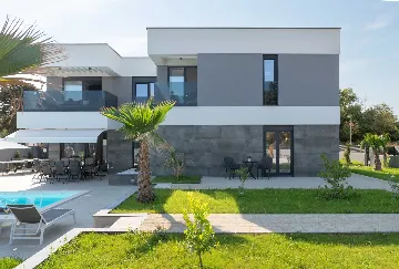 Contemporary Villa Retreat with Pool near Nin
