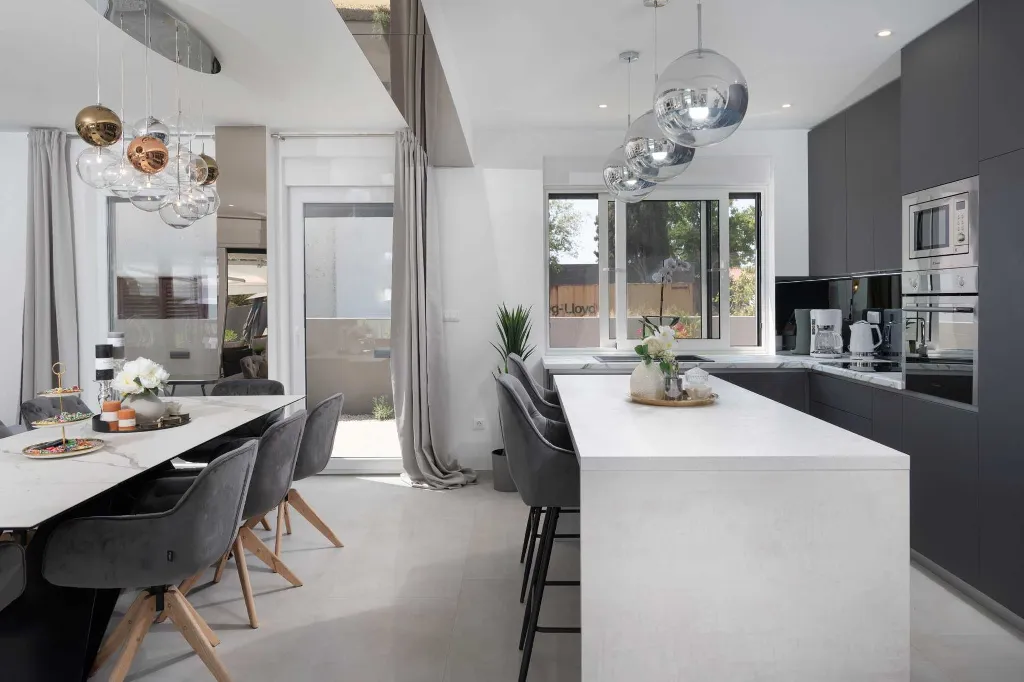 Contemporary Villa Retreat with Pool near Nin