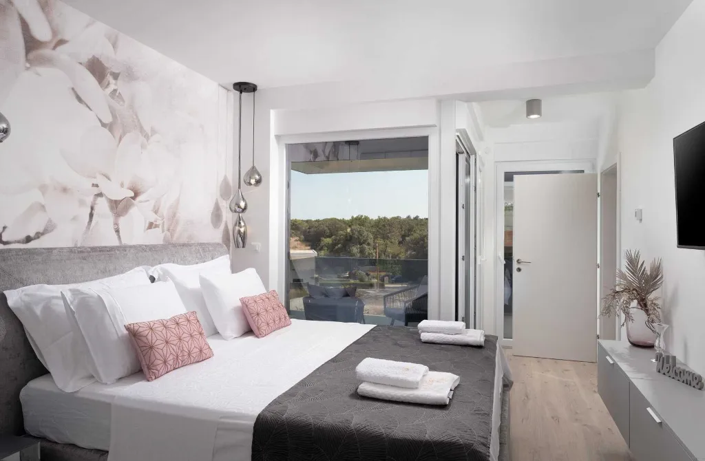 Contemporary Villa Retreat with Pool near Nin