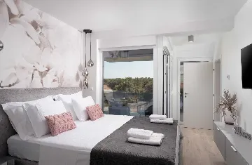 Contemporary Villa Retreat with Pool near Nin