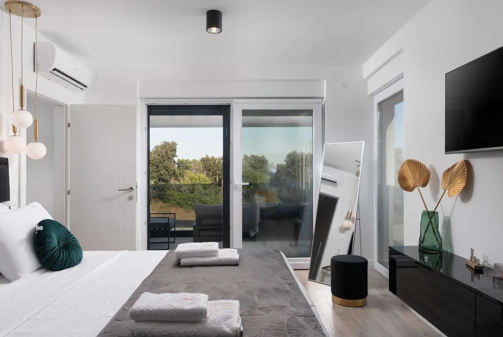 Contemporary Villa Retreat with Pool near Nin
