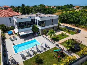 Contemporary Villa Retreat with Pool near Nin