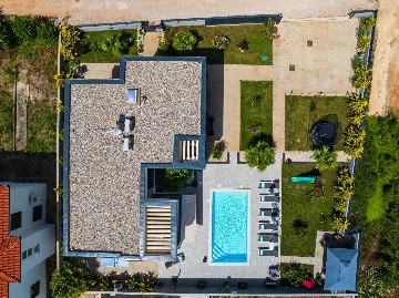 Contemporary Villa Retreat with Pool near Nin