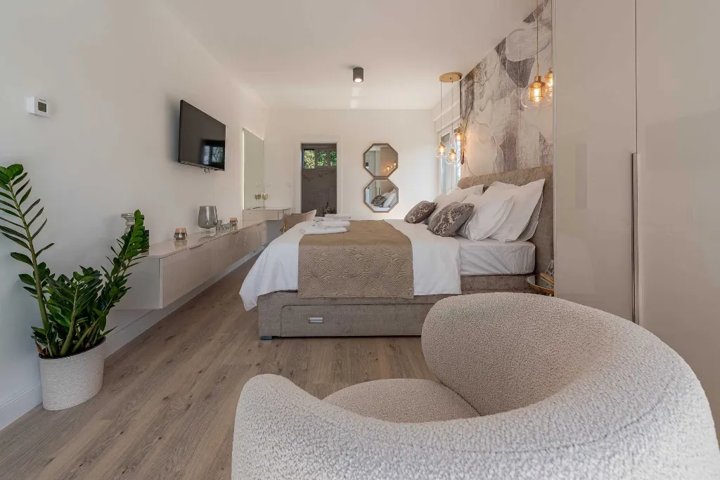 Contemporary Villa Retreat with Pool near Nin