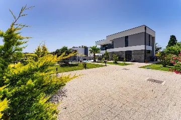 Contemporary Villa Retreat with Pool near Nin