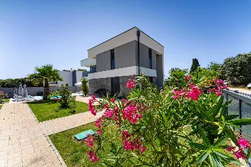 Contemporary Villa Retreat with Pool near Nin