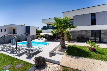 Contemporary Villa Retreat with Pool near Nin