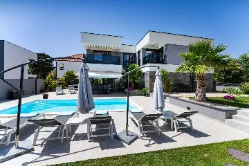 Contemporary Villa Retreat with Pool near Nin