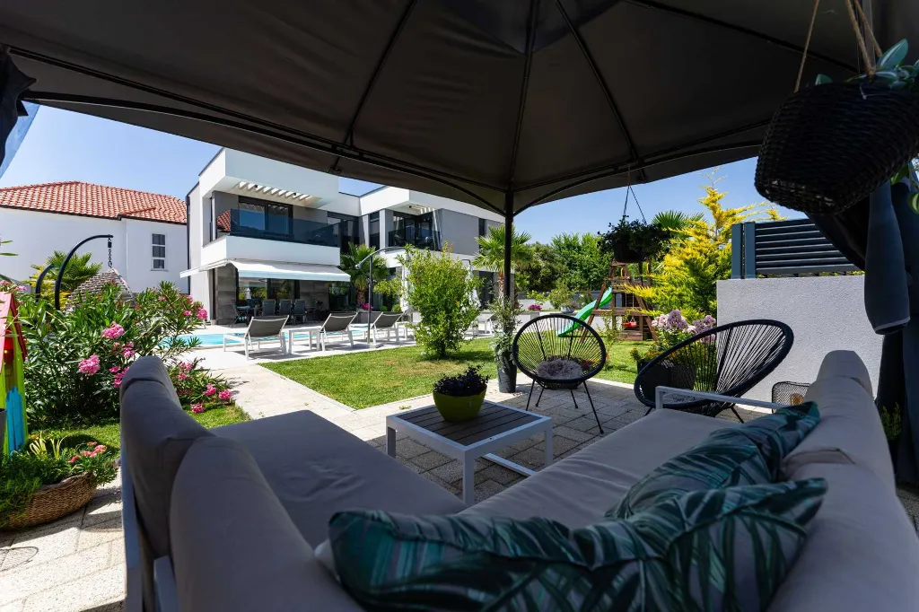 Contemporary Villa Retreat with Pool near Nin