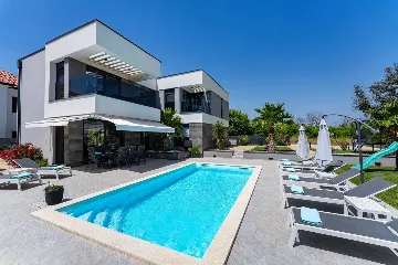Contemporary Villa Retreat with Pool near Nin