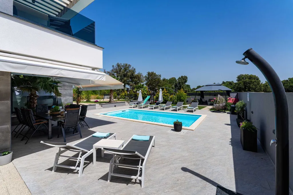 Contemporary Villa Retreat with Pool near Nin