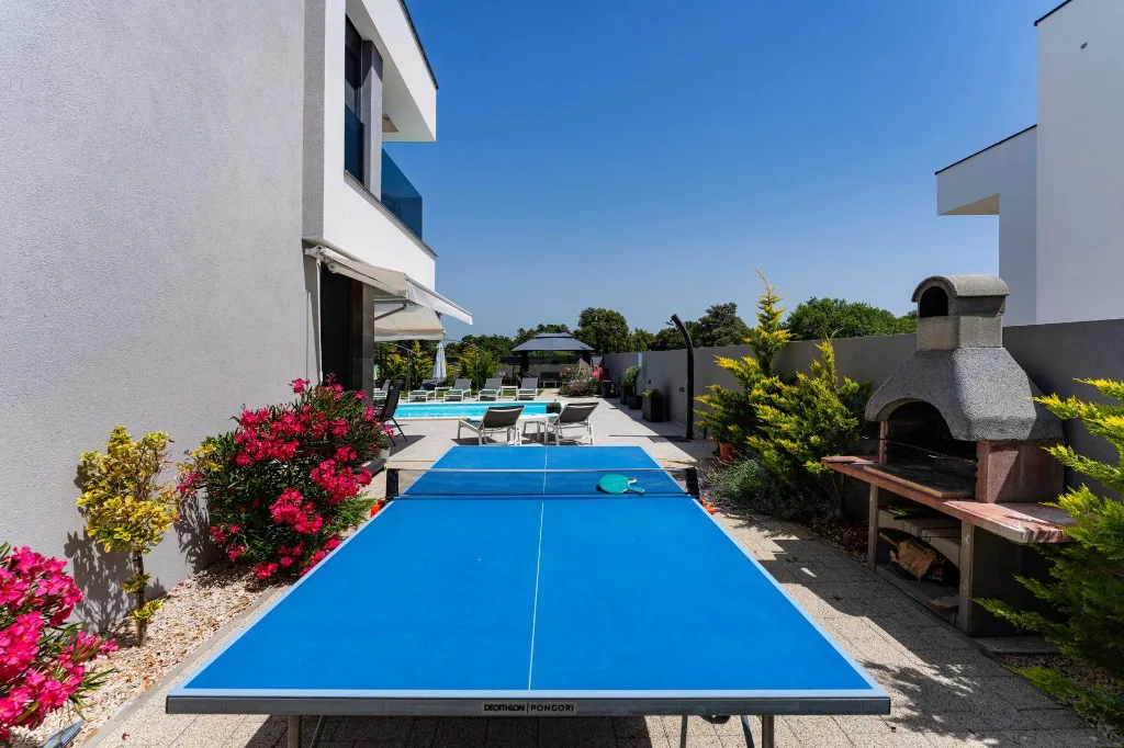 Contemporary Villa Retreat with Pool near Nin