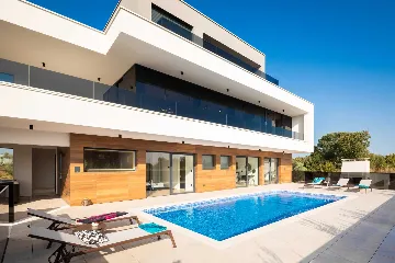 Spacious Villa with Pool and Sauna near Pula