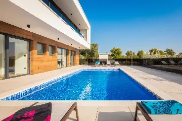 Spacious Villa with Pool and Sauna near Pula