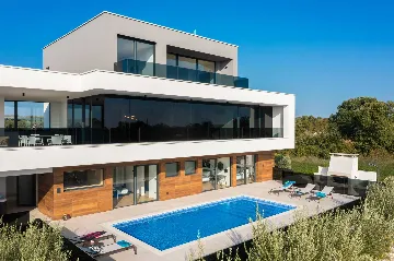Spacious Villa with Pool and Sauna near Pula