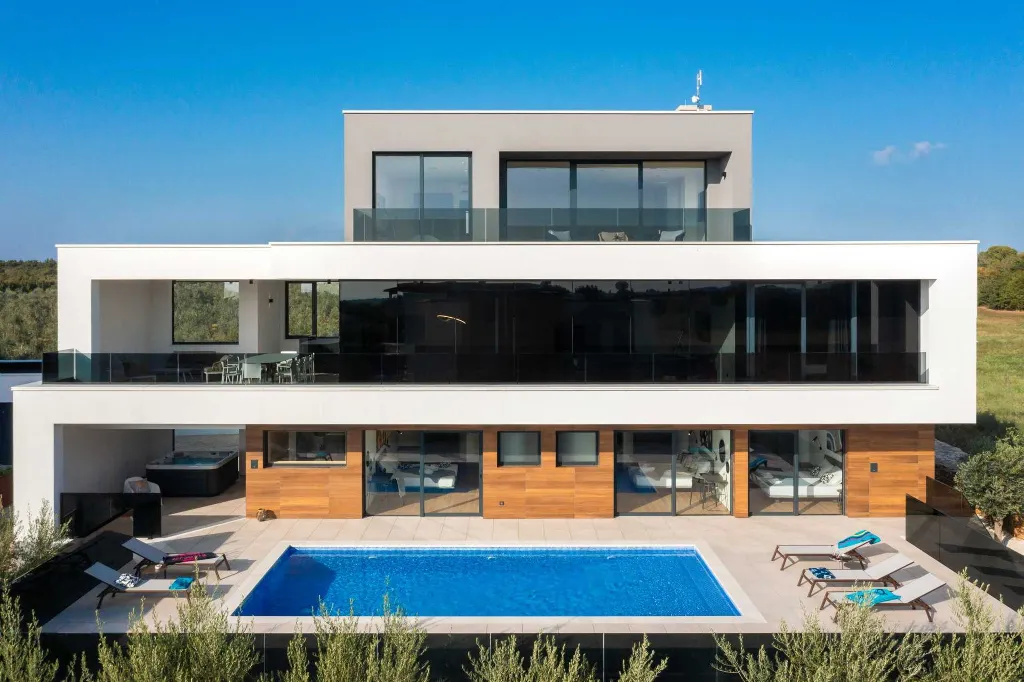 Spacious Villa with Pool and Sauna near Pula