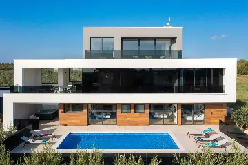 Spacious Villa with Pool and Sauna near Pula