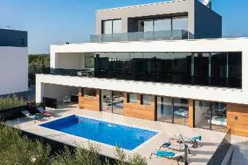 Spacious Villa with Pool and Sauna near Pula