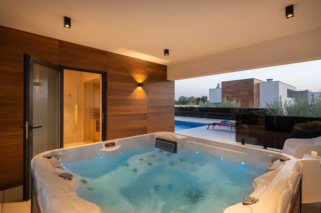 Spacious Villa with Pool and Sauna near Pula