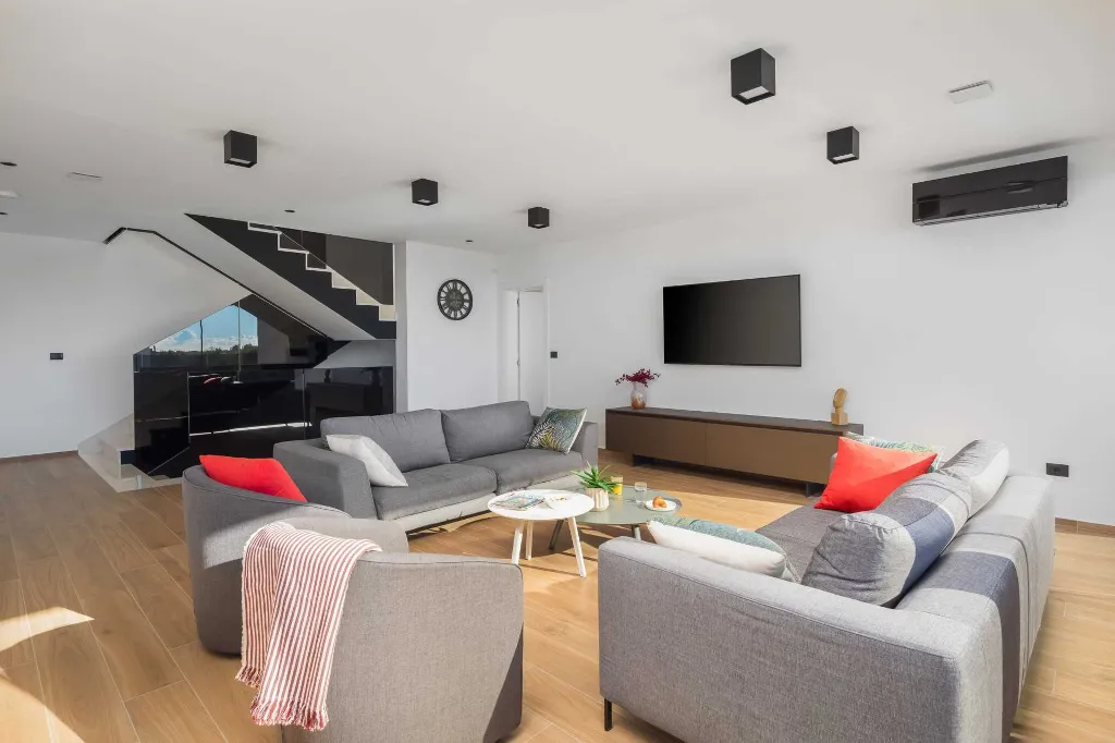Spacious Villa with Pool and Sauna near Pula