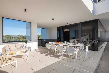 Spacious Villa with Pool and Sauna near Pula