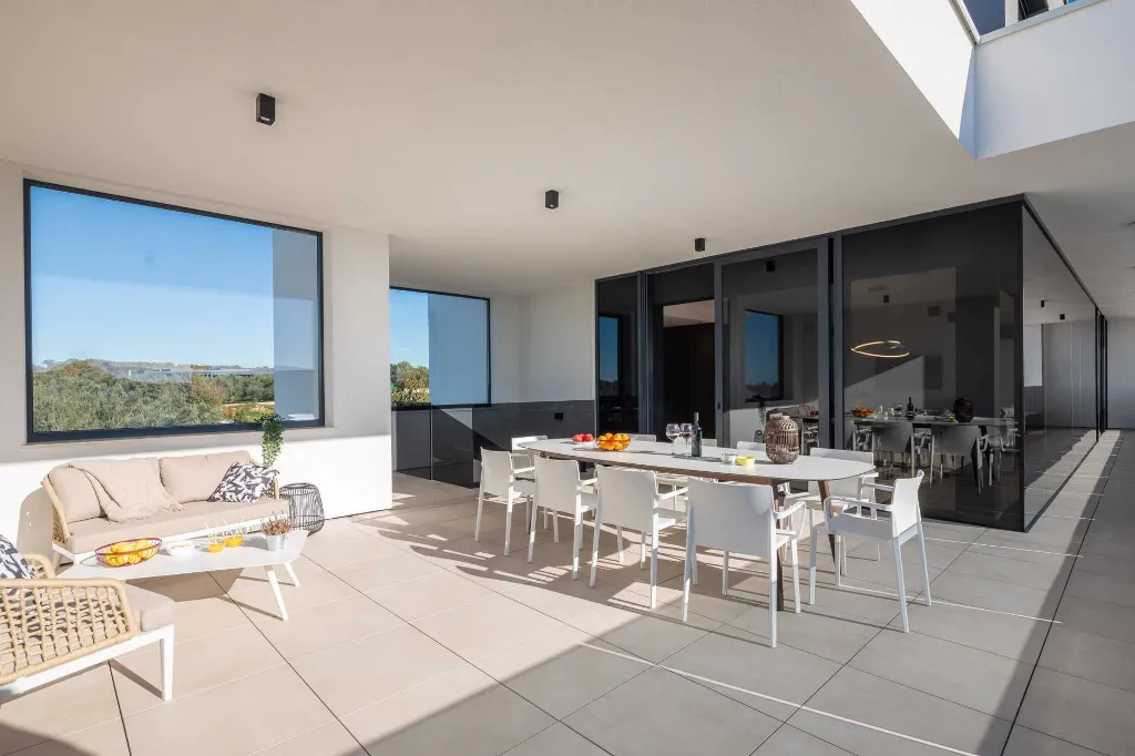 Spacious Villa with Pool and Sauna near Pula