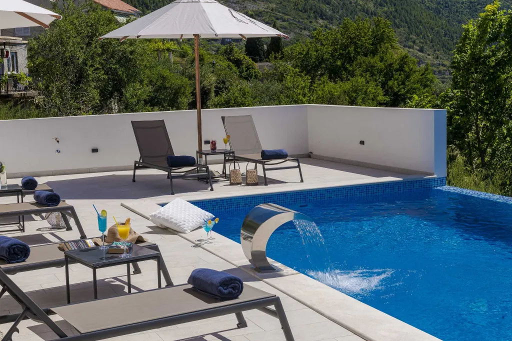 Modern 5-Bedroom Villa With Pool in Plat, Croatia