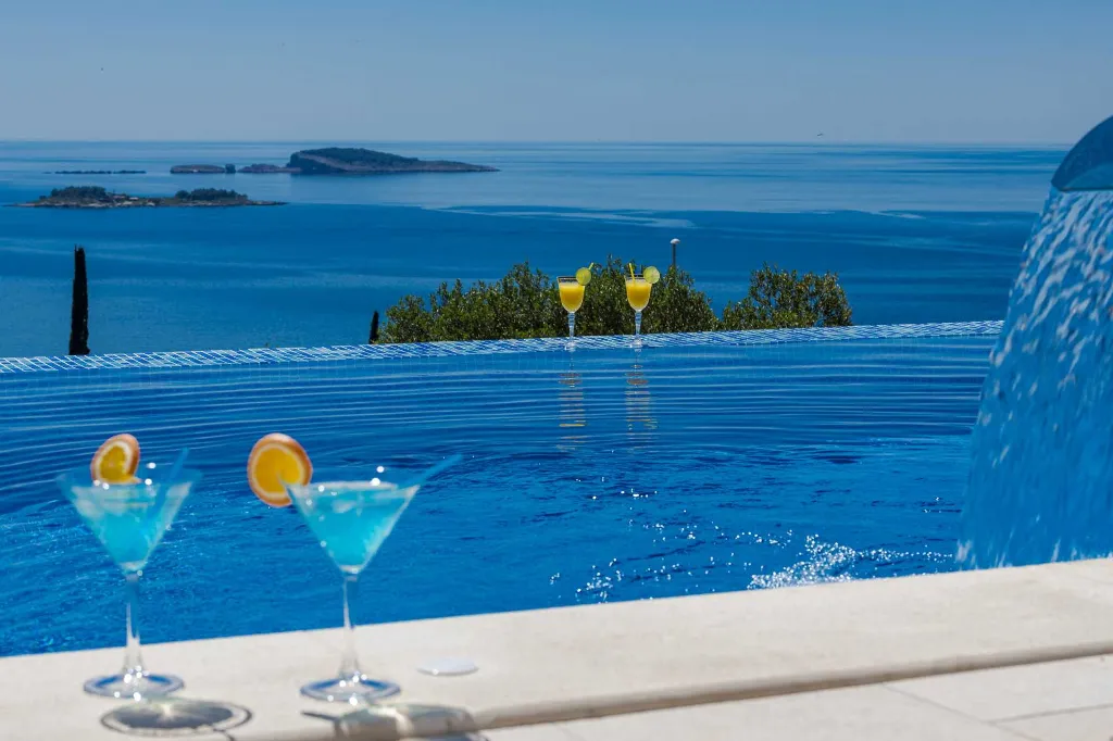 Modern 5-Bedroom Villa With Pool in Plat, Croatia