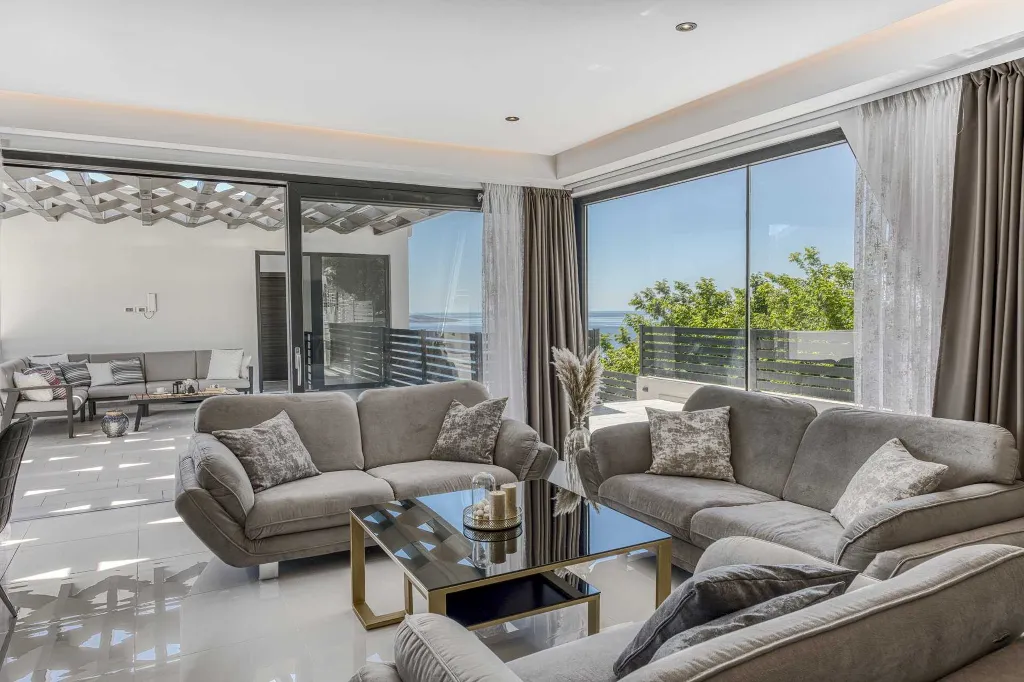 Modern 5-Bedroom Villa With Pool in Plat, Croatia