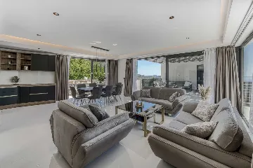 Modern 5-Bedroom Villa With Pool in Plat, Croatia