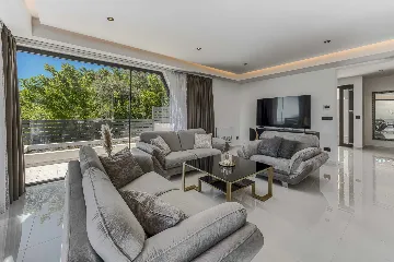 Modern 5-Bedroom Villa With Pool in Plat, Croatia