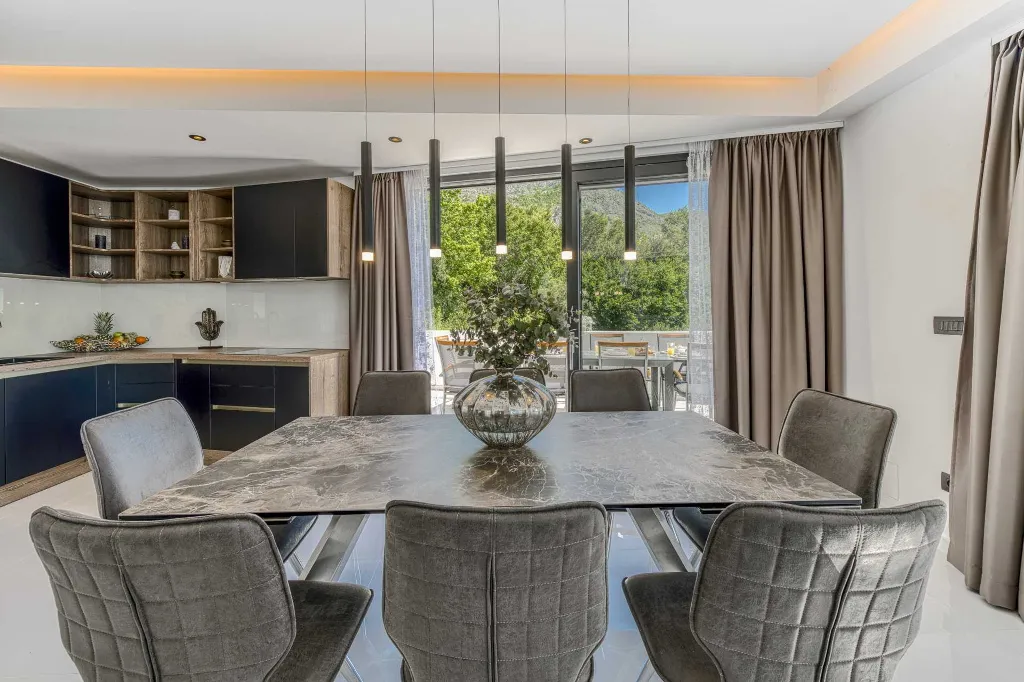 Modern 5-Bedroom Villa With Pool in Plat, Croatia
