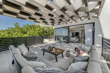 Modern 5-Bedroom Villa With Pool in Plat, Croatia