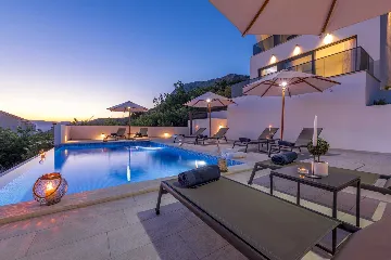 Modern 5-Bedroom Villa With Pool in Plat, Croatia