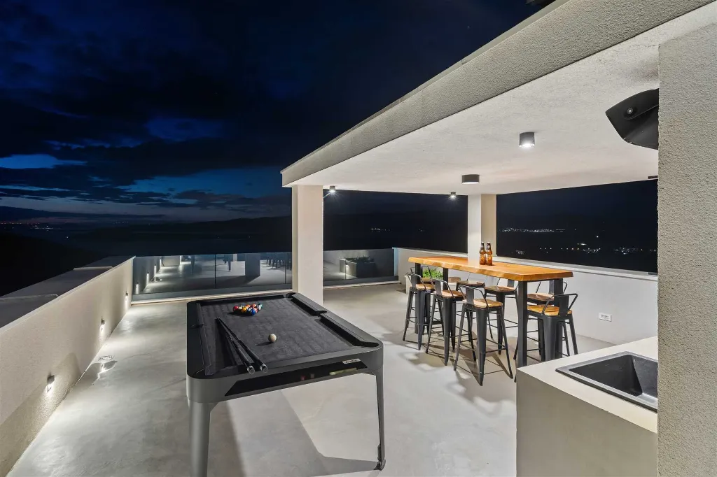 Modern Villa with Heated Pool in Stari Grad