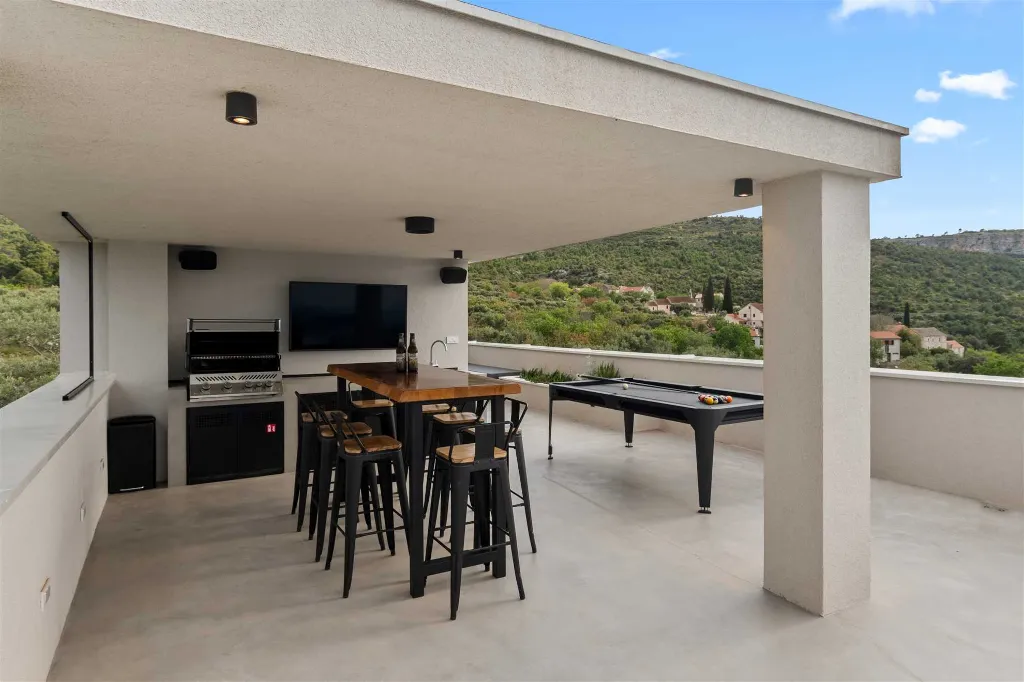 Modern Villa with Heated Pool in Stari Grad