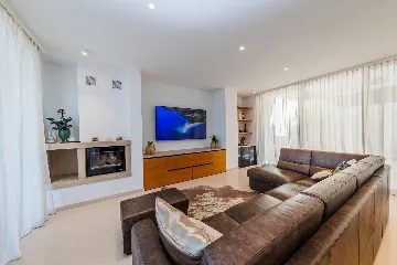 Contemporary Pool Villa in Sutivan