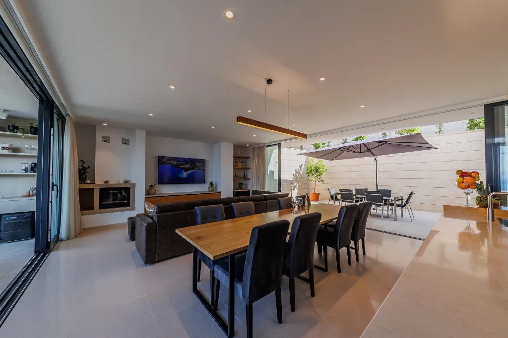 Contemporary Pool Villa in Sutivan