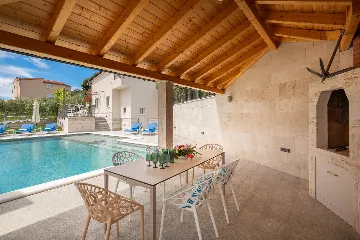 Spacious Garden Villa with Pool in Solin