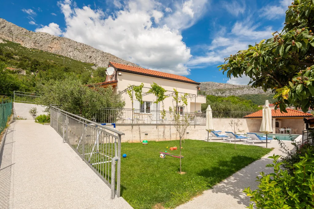 Spacious Garden Villa with Pool in Solin