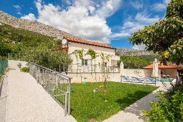 Spacious Garden Villa with Pool in Solin