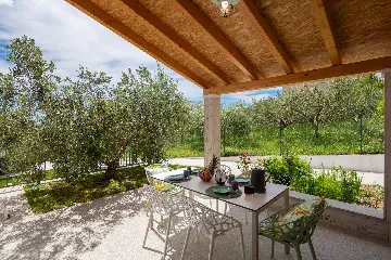 Spacious Garden Villa with Pool in Solin