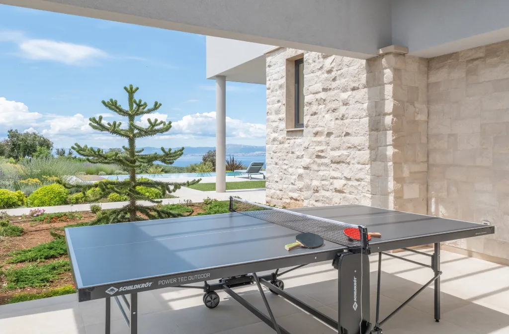 Spacious Six-Bedroom Villa Retreat, Škrip