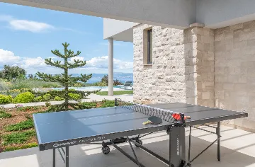 Spacious Six-Bedroom Villa Retreat, Škrip