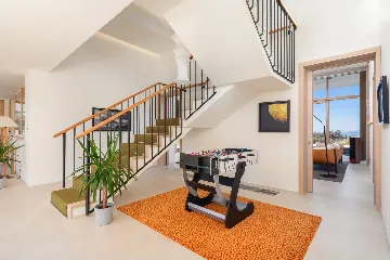 Spacious Six-Bedroom Villa Retreat, Škrip