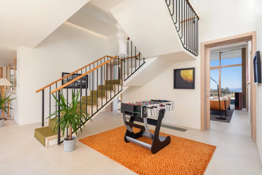 Spacious Six-Bedroom Villa Retreat, Škrip